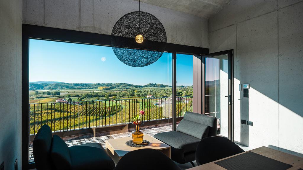 Fana Estate Lägenhet Dobrovo Exteriör bild
