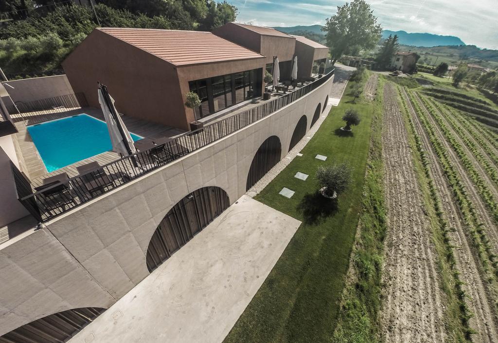 Fana Estate Lägenhet Dobrovo Exteriör bild